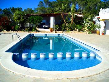 Pool mit Kinderbecken und Poolterrasse